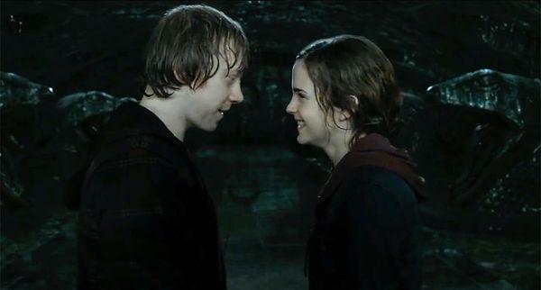 31. Hermione ve Ron'un ilk öpücüğü aslında Harry'nin önünde gerçekleşir.