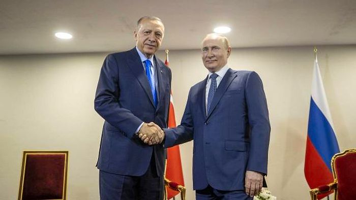 Rusya Devlet Başkanı Putin’in Cumhurbaşkanı Erdoğan'ı Görüşme Öncesi Salonda Beklemesi Gündem Oldu