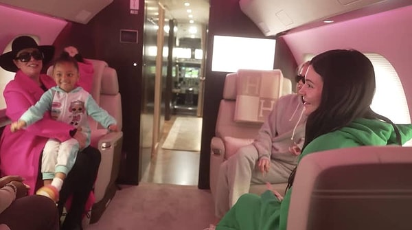 Хуже всего то, что Кайли летает регулярными рейсами, продолжительность большинства из которых в среднем составляет менее 30 минут.