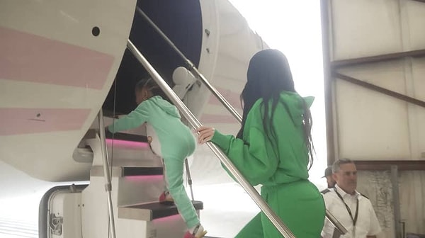 Такие действия не только очень вредны для окружающей среды, но и укрепляет идею о том, что низшие классы должны теперь изменить свои привычки, чтобы богатым людям могло сойти с рук буквальное убийство планеты в виде авиаперелетов.