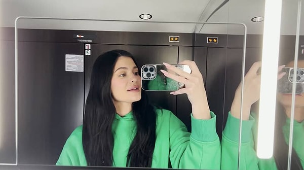 Кайли купила свой частный самолет Kylie Air за 72,8 миллиона долларов незадолго до начала пандемии COVID-19, и он включает в себя развлекательный зал, мастер-люкс и огромный гардероб.