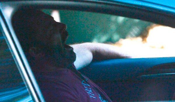 Sürpriz düğünün 24 saat ardından Affleck, Los Angeles'ta eski eşi Jennifer Garner'ın evinin önünde arabasında görüntülendi.