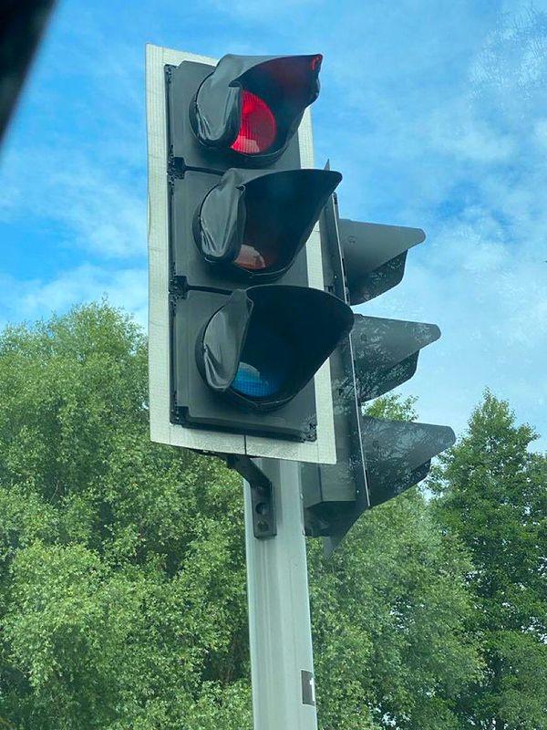 Sokaklarda eriyen trafik ışıkları ve işaretleri,