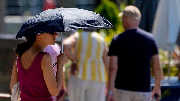 Sıcaklık rekorları kıran bir diğer ülke ise İngiltere! 40.3 derece ile en sıcak gününü yaşayan İngiltere'de hava, vatandaşların günlük hayatını ciddi şekilde etkilendi.