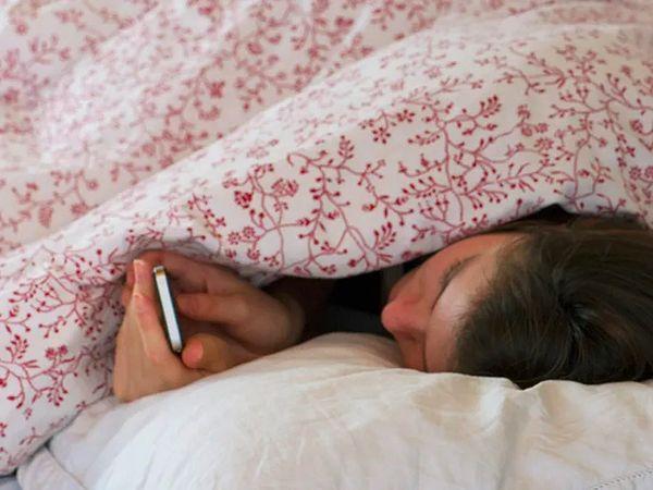 2. Birçok kişi gece uyandığında saatine veya telefonuna bakar. Saatin ilerlemiş olması sizi endişelendirir ve uyumanız daha da zorlaşır.