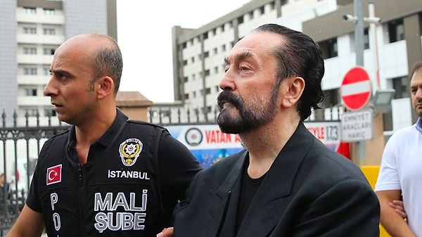 1075 yıl hapis cezasına çarptırılan Adnan Oktar'ın son hali sosyal medyada paylaşıldı.