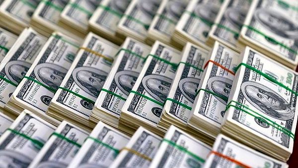 Dünya gazetesinde Şeref Oğuz, TL'nin yeniden eridiğini dolar karşısında yıl başından bu yana yüzde 30'dan fazla değer kaybettiğini hatırlatıyor.