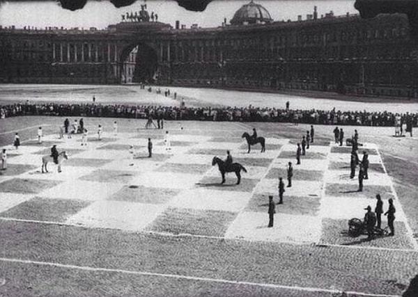 2. 1924 yılında Rusya'da insanlarla oynan satranç: