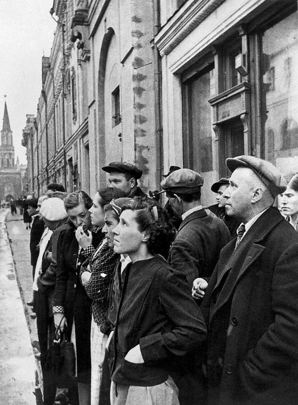 4. 1941 yılında Nazi işgalinin anonsunu dinleyen Moskova sakinleri: