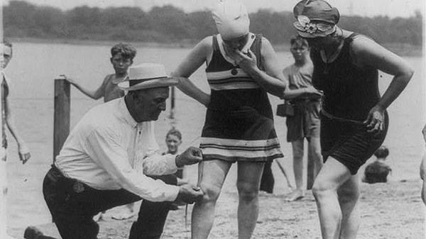5. 1922 yılında Şikago polisinin, kadınların mayo boylarının legal uzunlukta olup olmadığı kontrol ederken çekilen fotoğrafı: