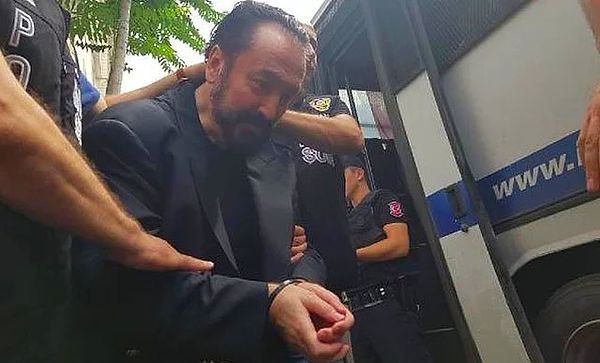 Cinsel tacizden şantaja kadar birçok suçlamayla tutuklanan Adnan Oktar'ı hepimiz tanıyoruz.