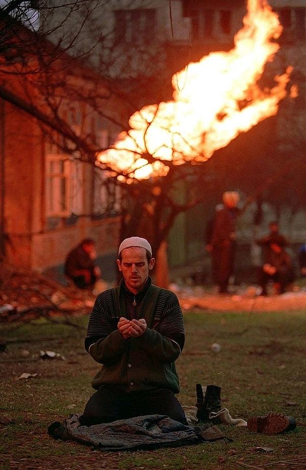 16. Grozni savaşı sırasında dua eden Çeçen adam: (1995)