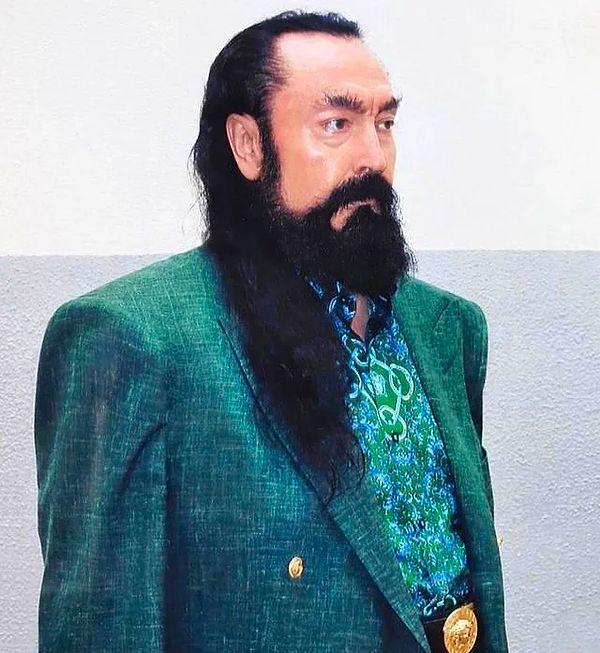 Yattığı Edirne Cezaevi'ne görüntülenen Oktar'ın uzayan saçları ve sakallarıyla son hali gündem oldu .Adnan Oktar'ın sosyal medyada çok konuşulan bu görüntüsüne ünlü isimlerden yorum gecikmedi.