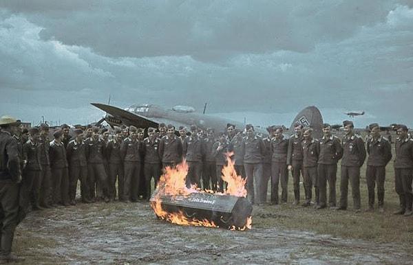 17. Alman askerin Ukrayna'daki cenaze töreni: (1941)