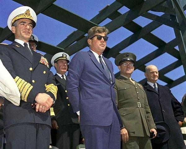 20. John F. Kennedy ve İran Şahının 1962 yılında Lejeune Kampını ziyareti: