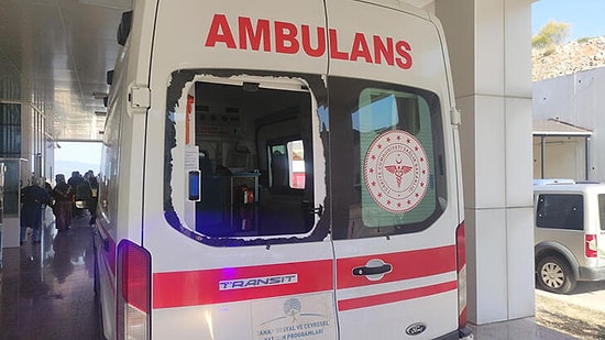 Sağlık Ekiplerine Bir Saldırı Daha: Camını Kırdığı Ambulansla Hastaneye Kaldırıldı