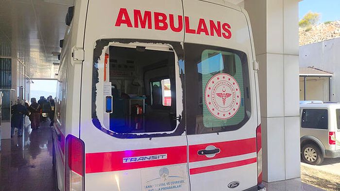 Sağlık Ekiplerine Bir Saldırı Daha: Camını Kırdığı Ambulansla Hastaneye Kaldırıldı