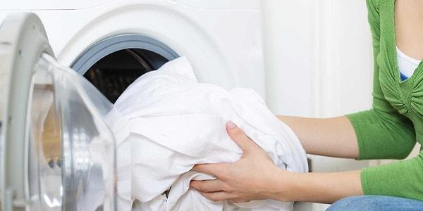 Beyaz çamaşırları yıkarken dikkat etmeniz gereken en önemli konulardan biri de makinenizi çok fazla doldurmamak.