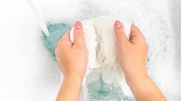 Beyaz çamaşırlarınızı yıkarken çamaşır suyu kullanımına çok dikkat etmelisiniz.