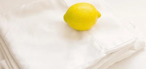 Çamaşırlarınızı doğal yöntemler ile beyazlatmak istiyorsanız limon suyunu tercih edebilirsiniz.