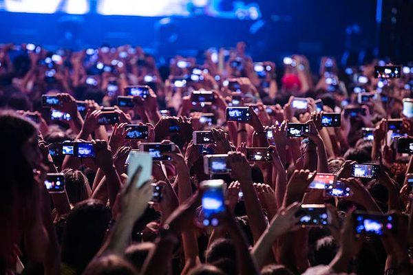 21. Konser ve benzeri etkinliklerde herkesin elinde telefon olması, kimsenin aslında o anı yaşamamasına sebep oluyor.