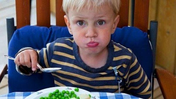 4. Çocuklarınıza yemekte ne istersin diye sorduğunuzda 'patates kızartması' cevabı alıyorsanız ona soruyu bir de şöyle sormayı deneyin. 'Yemekte fasülye mi istersin yoksa bezelye mi?' Böylece sizin seçtiğiniz iki yemek arasında tercih yapar.
