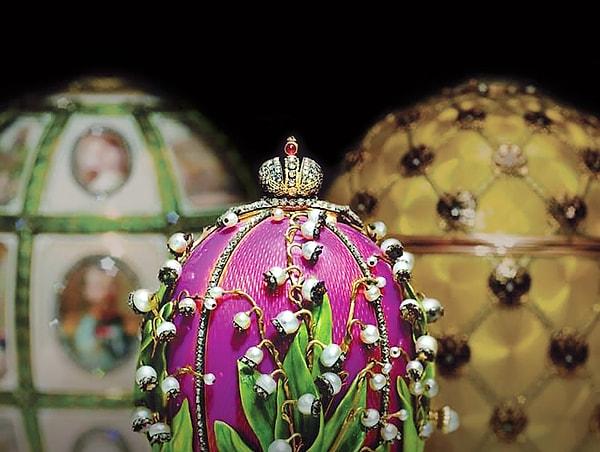 Paskalya yumurtalarından ilham alan kuyumcu Faberge, bu yumurtanın tasarımını içi ve dışı mücevherlerle kaplı bir şekilde yaptı.