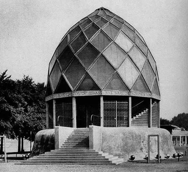 Türkiye mimarisine kattıklarının yanı sıra Nazi öncesi Almanya'da Glass Pavillon (Cam Pavyon) ile tasarım dünyasına imzasını atmıştır.