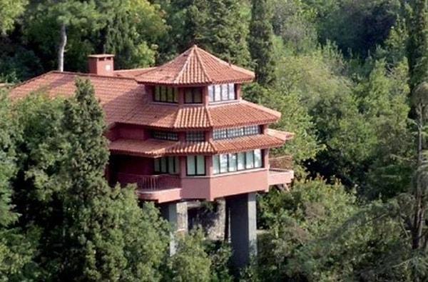 Bruno Taut, Türkiye'de yaşarken kendisine Japon mimarisinden de esintiler bulunan çağının oldukça ötesinde olan bir villa tasarlamıştır.