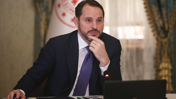 Cumhurbaşkanı Erdoğan'ın damadı Berat Albayrak, Türkiye Hazine ve Maliye Bakanı olarak 5 yıl görev yaptıktan sonra 2020 yılında sizin de bildiğiniz gibi sosyal medya hesabında yaptığı açıklamayla istifa ettiğini duyurmuştu.