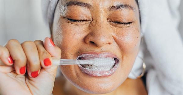 1. Dişlerinizi ve dişi etlerinizi elektrikli bir diş fırçasıyla fırçalayın.