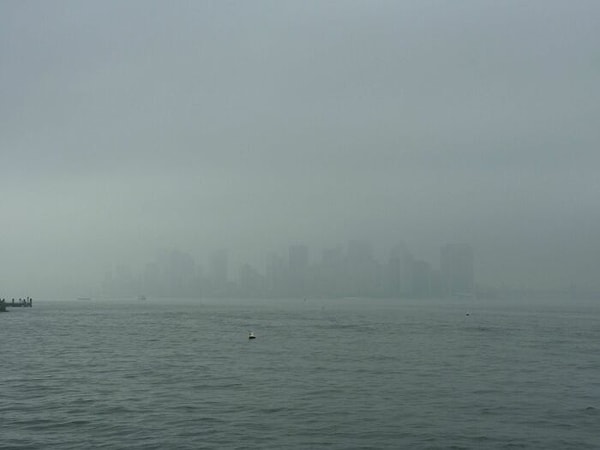 9. Вот она, мечта всей моей жизни: поехать в Соединенные Штаты Америки. Мое прибытие в Нью-Йорк. Здесь изображен великолепный горизонт Нью-Йорка