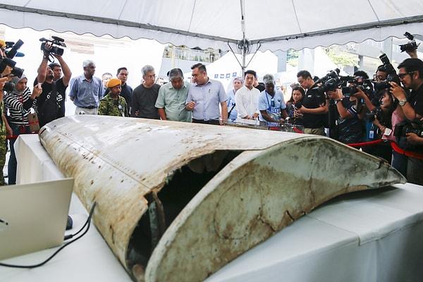 MH370 uçağının bulunan parçaları.