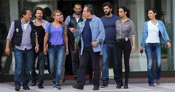 2006 yılında Zafer Ergin, Özgür Ozan, Şevket Çoruh gibi isimlerle başlayan dizi, her sezonda yeni bir ismi kadrosuna kattı.