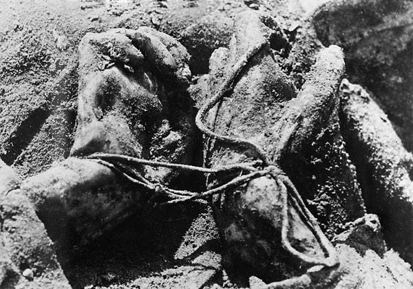 Katyn ormanlarında yaşanan katliam sonrasında Polonyalılara ait binlerce ceset toplu mezarlardan çıkarıldı.