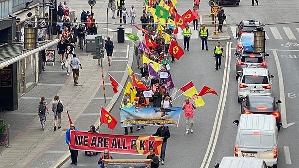 Stockholm'de ise YPG/PKK sempatizanları, Türkiye ile yapılan anlaşmayı protesto için yürüyüş düzenledi.