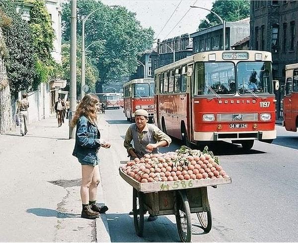 9. Şeftali satıcısı, İstanbul, 1972.