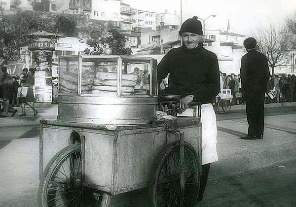 11. Seyyar börek satıcısı, İstanbul, 1970.