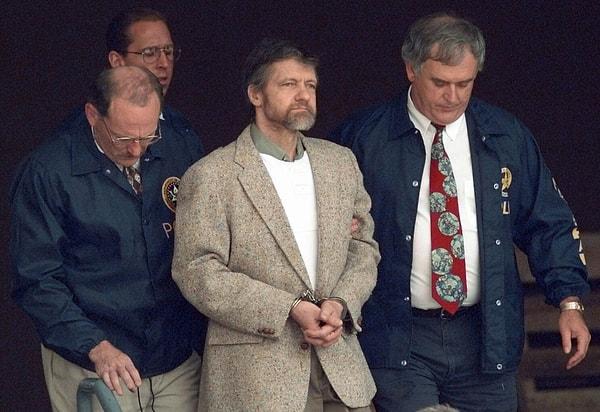 18 yıl boyunca FBI'ın arananlar listesinin ilk sıralarında yer aldı ve bu süreç boyunca hiçbir insanla iletişime geçmedi. Kaczynski'nin abisi David'in eşi Linda, adamın Unabomber olduğundan şüphe duyunca yetkililere haber verdi ve suçlu, 1996 yılında yakalandı.