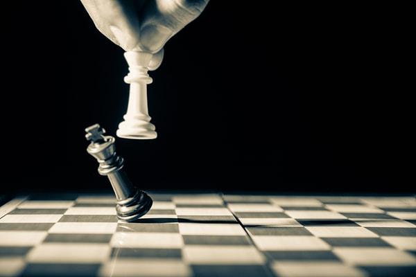 Geçen hafta Moskova'da yapılan turnuvada satranç oynayan robot, rakibi olan 7 yaşındaki çocuğun parmağını kırdı.