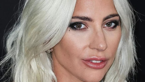 Lady Gaga'nın bir konserinde çekilen bir videonun dolaşıma girmesiyle ilginç bir detay ortaya çıktı. Videoda sahneye atılan yabancı cismin 'görünmez kalkan' tarafından engellendiği görünüyor.