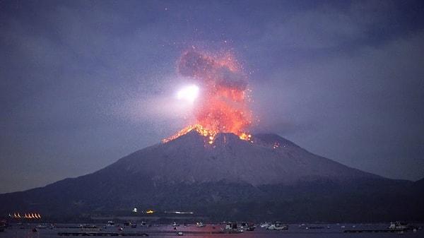 Japonya’nın Kagoshima eyaletinde yer alan Sakurajima Yanardağı’nda yerel saatle 20.05’te patlama meydana geldi.