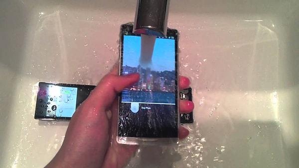 9. Japonlar telefonlarına o kadar bağımlılar ki duşta bile kullanıyorlar.