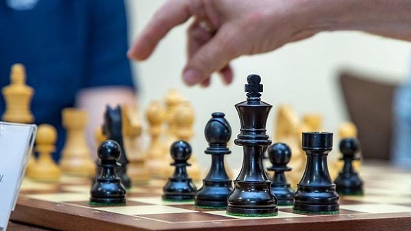 Satranç turnuvasındaki oyun robotu 7 yaşındaki çocuk rakibinin parmağını taş sanarak tuttu ve bırakmadı.