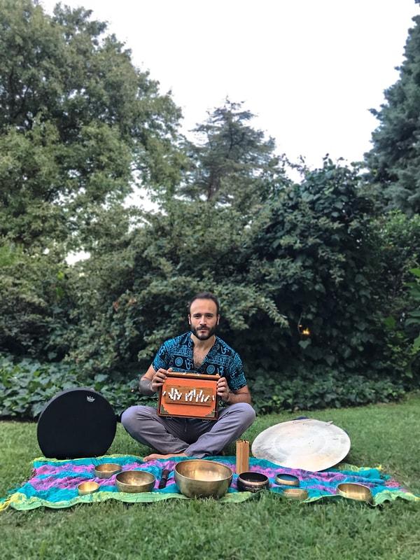 Ülkemizde çeşitli içeriklerdeki kamplarda ses meditasyonu uygulamaları yapıyor ve Handpan enstrümanı çalıyorsun. Nasıl deneyimler elde ediyorsun?