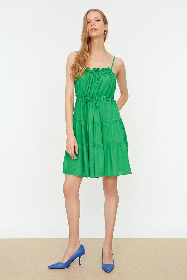 3. Yeşil bel bağlamalı elbise.