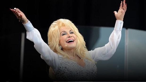 Onsuz Yarım Kalırdık! Yüzlerce Şarkıya İmzasını Atan Dolly Parton’dan Dinlemeniz Gereken 26 Şarkı