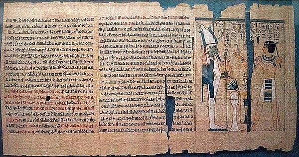 Söz konusu bu büyülerin tanımları ve kullanımları olduğunda meşhur ''Mısır Ölüler Kitabı", içinde barındırdığı birçok büyü ile halk tarafından yaygın olarak kullanılmıştır.