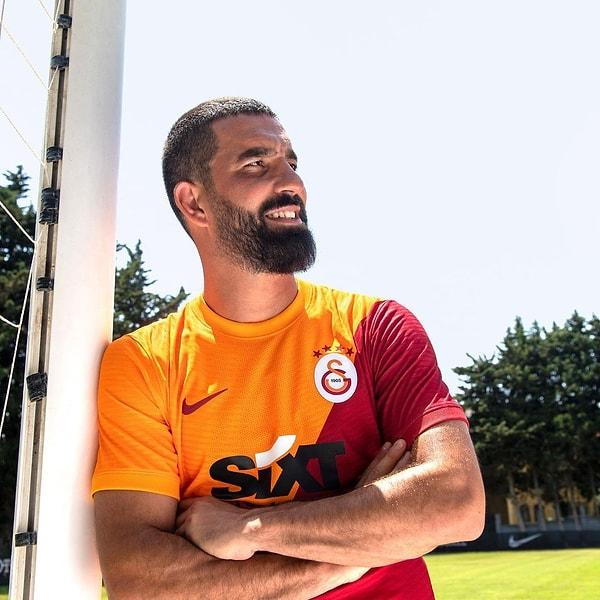 Barcelona'dan Başakşehir'e geldikten sonra Fatih Terim'in onu takımında görmek istemesiyle tekrar Galatasaray ile buluşan Arda Turan, şimdilerde ise eski günleri geride bırakıp kendisine beyaz bir sayfa açmak istiyor.