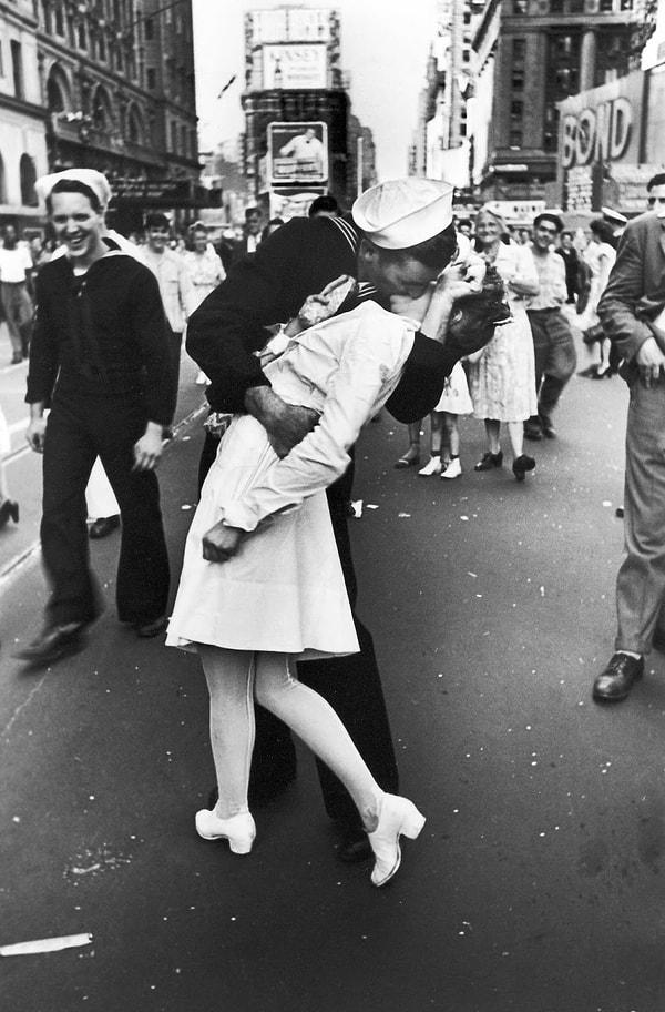 2. Tüm zamanların en çok tanınan fotoğraflarından biri olan "Times Meydanı'nda Sevgililer Günü"ndeki çift, aslında birbirlerini tanımıyor.